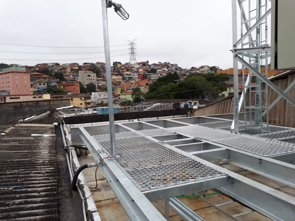 Plataforma metálica galvanizada para acesso técnico em infraestrutura