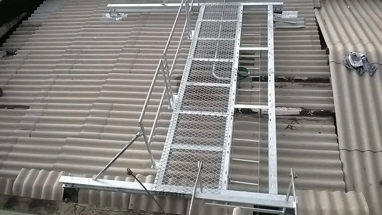 Estrutura de acesso metálica galvanizada instalada sobre cobertura