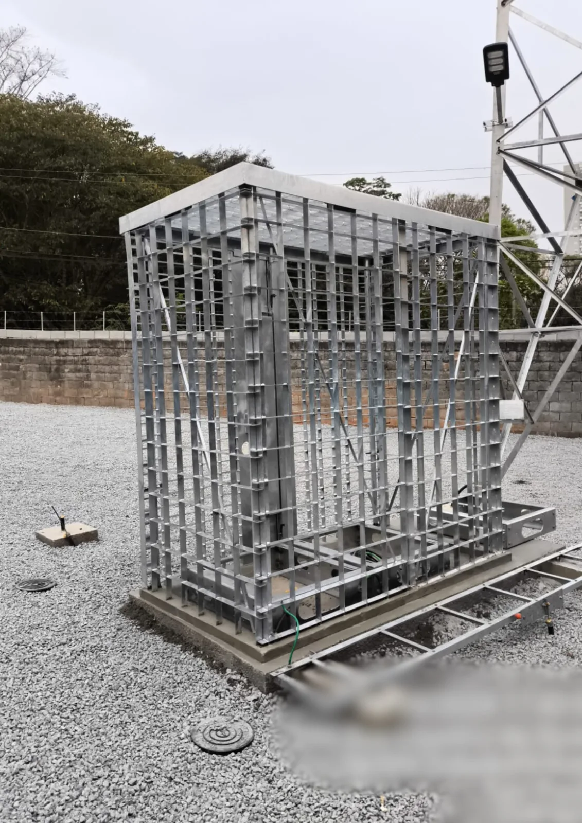 Vista frontal de estrutura metálica para proteção de equipamentos de telecomunicações